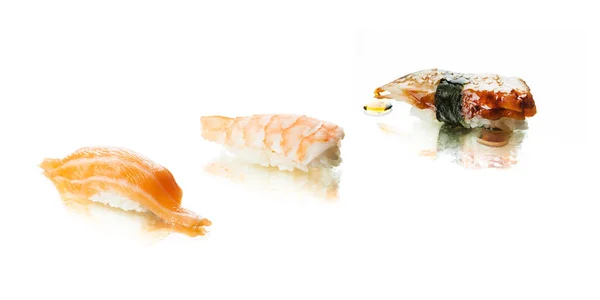 Set Tre Nigiri Sushi Giapponesi Con Riflesso Sashimi Pesce Salmone — Foto Stock