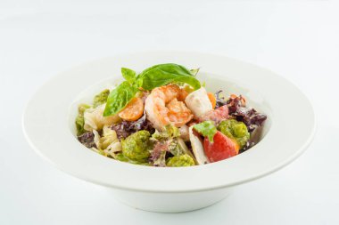 Izgara karides, kiraz domatesli deniz ürünleri salatası, tofu peyniri, kişniş, avokado soslu klasik guacamole sosu kare tabakta servis edilir. Izgara karides, kiraz domatesli, soya peynirli beyaz deniz ürünleri salatası., 