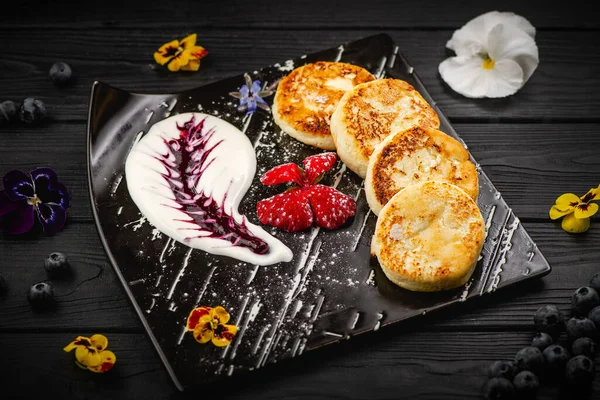 Ziegenkäsepfannkuchen Traditionelles Russisches Gericht Sirniki Frühstückskäse Syrniki Mit Saurer Sahne — Stockfoto