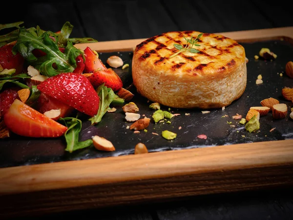 Gegrilltes Camembert Käsesteak Mit Mandeln Und Pistazien Frischer Erdbeersalat Mit — Stockfoto