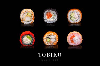 Japon Gunkan 'ın ters yüz edilmiş suşileri kırmızı, turuncu, siyah, uçan balık yumurtası Tobiko, somon, karides ve yengeç ile siyah zemin üzerinde farklı parçalar yuvarlıyor. Metin alanı olan deniz ürünleri çeşitliliği afişi