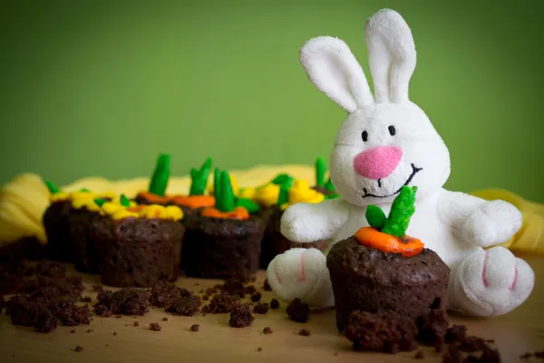 Çiçek şeklinde fondan süslemeleri ve bahar parlak renkler ve beyaz peluş tavşan sebze ile çikolatalı kek — Stok fotoğraf