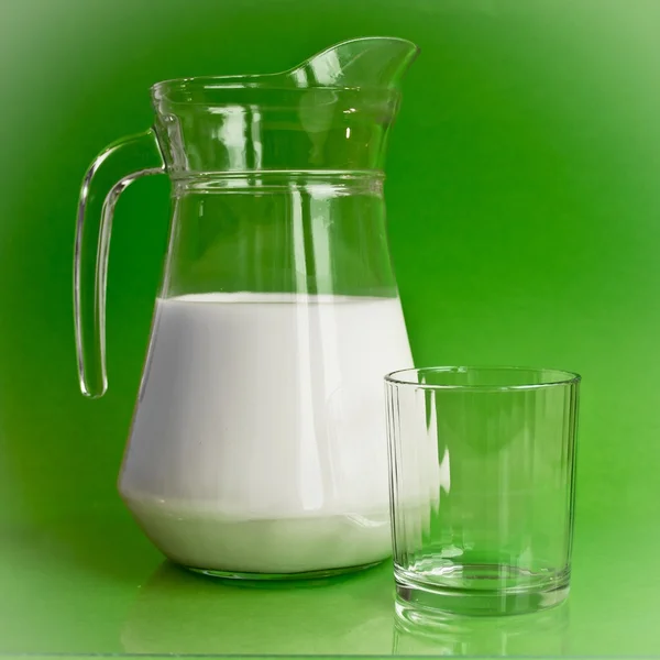 Pot en verre avec du lait et un verre — Photo