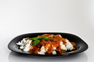 pirinç, sos ve fesleğen ile öğle yemeğinde et yemek