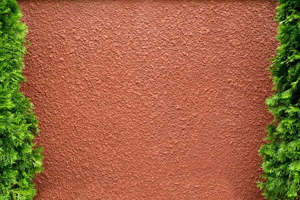 Bakgrund tapeter - röd vägg omgivet av grönska — Stockfoto