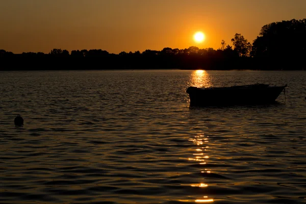 ดวงอาทิตย์ตกบนทะเลสาบ รูปภาพสต็อกที่ปลอดค่าลิขสิทธิ์