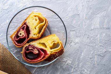 İki parça vişneli-vanilyalı bisküvi, bir fincan altlığının üzerinde duruyor. Yüksek kalite fotoğraf