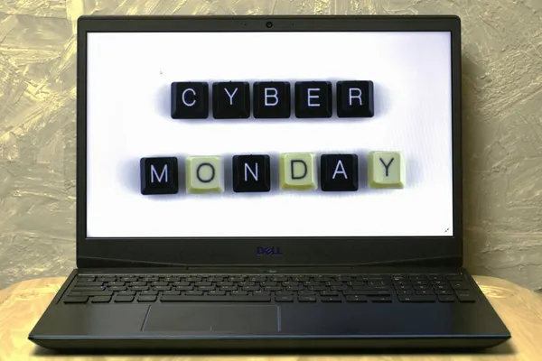 A kifejezés cyber Monday van fektetve a gombok egy számítógép billentyűzet egy laptop képernyőn álló asztalon — Stock Fotó