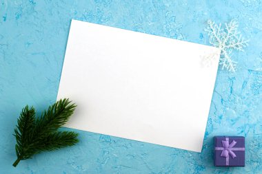 Yaprağın alt köşesindeki mavi bir yüzeyde beyaz bir yaprak yeşil bir köknar dalı üst köşedeki hediye kutusu ise bir kar tanesi Noel Baba 'ya yazılmış kavramsal bir mektup ve yeni yıl dileği. Yüksek kalite fotoğraf