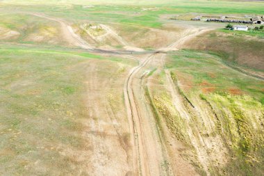 Bozkır manzarası, insansız hava aracının arka planından geçen yollar. Yüksek kalite fotoğraf