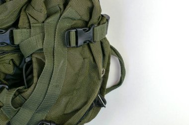 Beyaz bir yüzey üzerinde fotokopi alanı olan bir turist çantası. Yüksek kalite fotoğraf