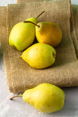 Çuval bezinde olgun sulu armutlar yan yana yatıyor. Yüksek kalite fotoğraf