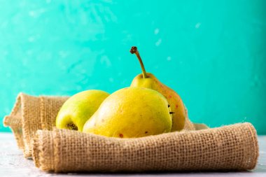 Masanın üzerinde sulu olgun armutlar var. Yüksek kalite fotoğraf
