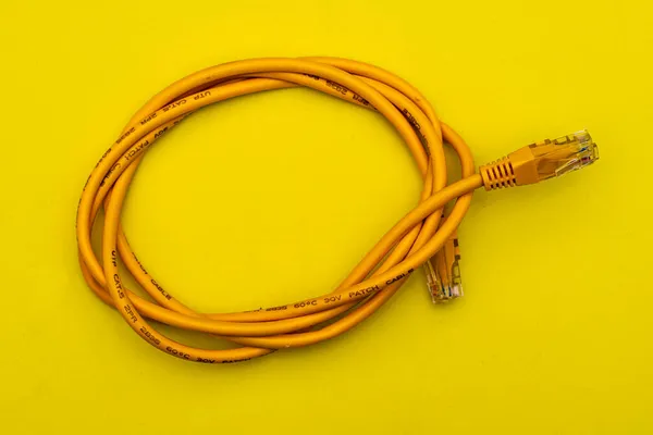 Cable Amarillo Internet Retorcido Anillo Sobre Fondo Amarillo Foto Alta — Foto de Stock