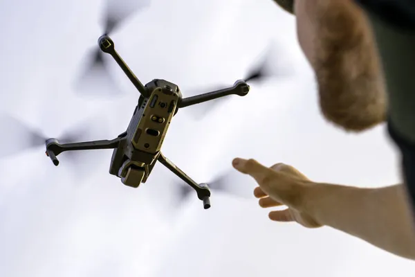 Turista Chapéu Lança Quadricóptero Céu Alcança Com Mão Foto Alta Imagem De Stock