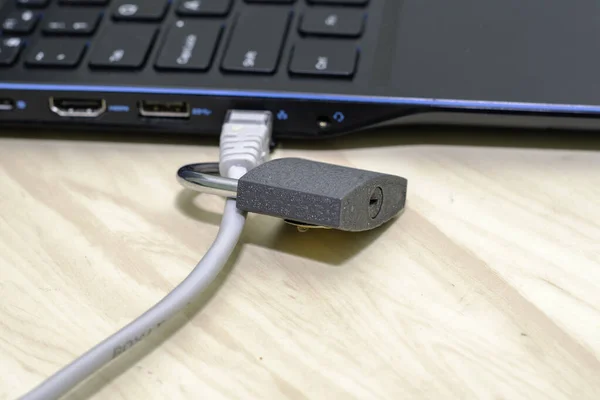 Lakat Egy Internet Kábelen Ami Egy Laptop Koncepciójú Adatvédelmi Kiberbiztonsághoz — Stock Fotó