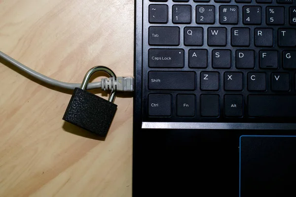 Cadeado Cabo Internet Conectado Conceito Laptop Segurança Cibernética Proteção Dados — Fotografia de Stock