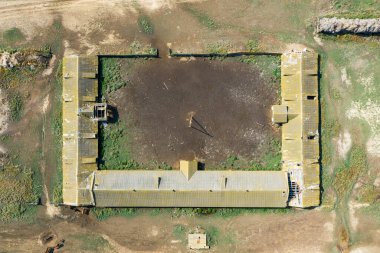 Bir insansız hava aracının bozkır manzarasında terk edilmiş bir tarım çiftliği. Yüksek kalite fotoğraf