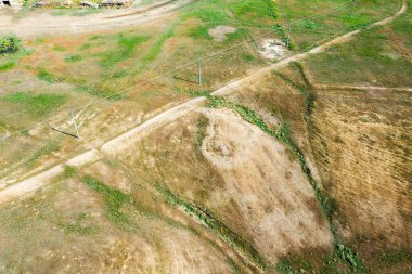 Bozkır manzarası, insansız hava aracının arka planından geçen yollar. Yüksek kalite fotoğraf