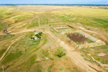 Bir insansız hava aracının bozkır manzarasında terk edilmiş bir tarım çiftliği. Yüksek kalite fotoğraf
