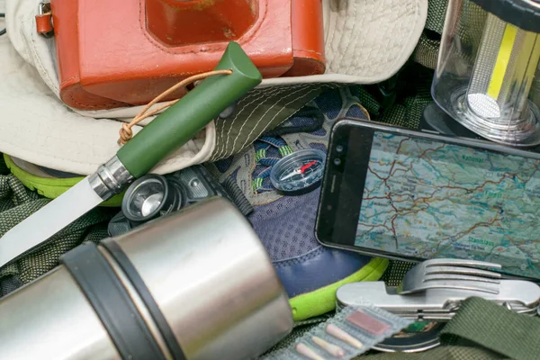 Batoh Zápalky Tenisky Klobouk Thermos Compass Rose Skládací Nůž Baterka — Stock fotografie