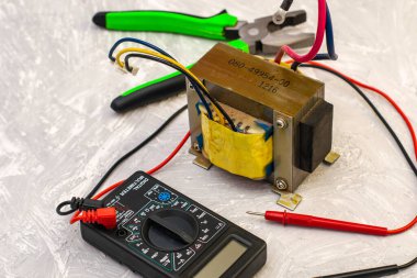 Masa yüzeyinde elektrik trafo pensesi ve ampervoltmetre var. Yüksek kalite fotoğraf