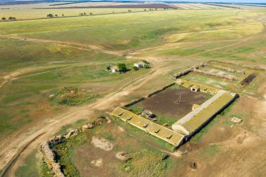 Bir insansız hava aracının bozkır manzarasında terk edilmiş bir tarım çiftliği. Yüksek kalite fotoğraf