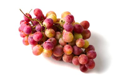 Beyaz arka planda pembe üzümlerden oluşan bir masa fırçası. Yüksek kalite fotoğraf