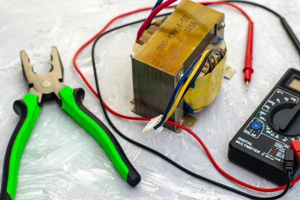 Masa yüzeyinde elektrik trafo pensesi ve ampervoltmetre var. Yüksek kalite fotoğraf
