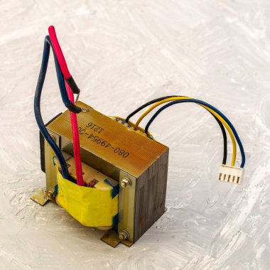 Masa yüzeyinde kablolar olan elektrik trafosu.