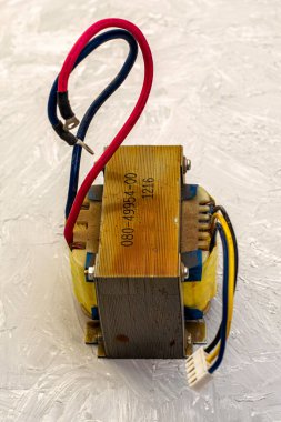 Masa yüzeyinde kablolar olan elektrik trafosu.