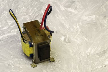 Masa yüzeyinde kopyalanmış kablolar olan elektrik trafosu. Yüksek kalite fotoğraf