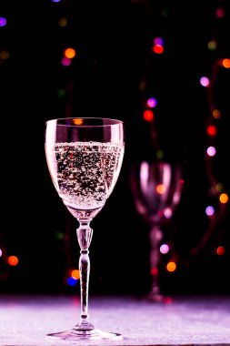 Siyah arka planda bir bardak şampanya ve arka planda da bir bardak daha. Yüksek kalite fotoğraf