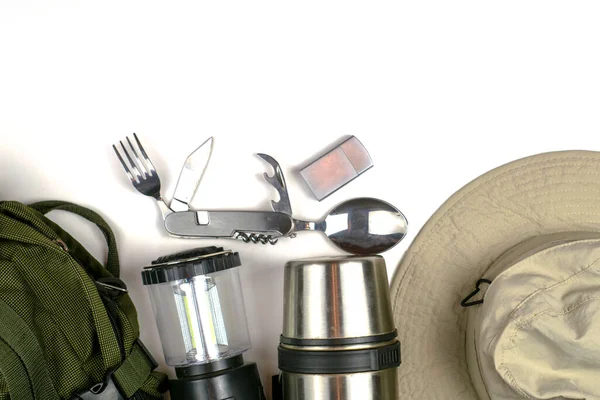 トラベルバックパックランプ魔法瓶折りたたみ旅行カトラリーライターと帽子白い背景コピースペース 高品質の写真 — ストック写真