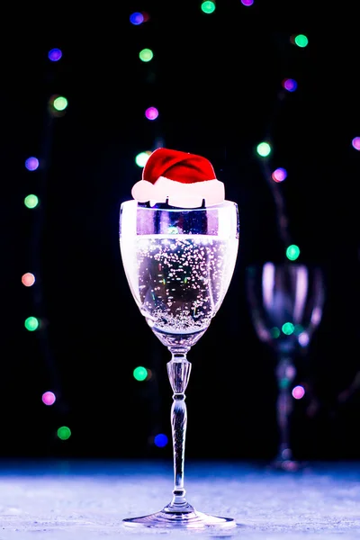 Ett Glas Champagne Med Dekoration Form Jultomte Hatt Svart Bakgrund — Stockfoto