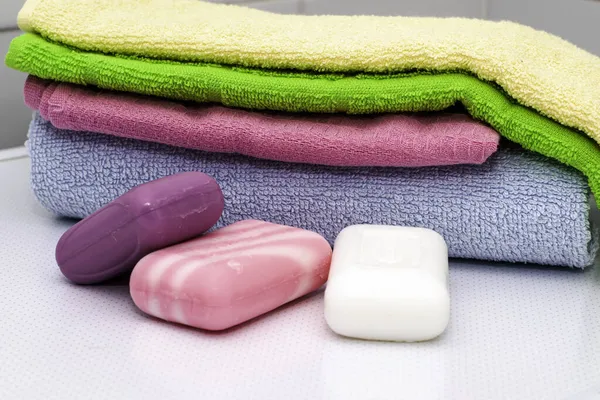 Stack Towels Three Pieces Soap Bathroom Table High Quality Photo — Stock Photo, Image