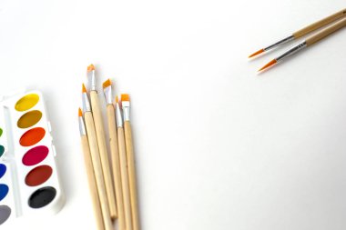 Beyaz arka planda suluboya resimler ve fırçalar. Yüksek kalite fotoğraf