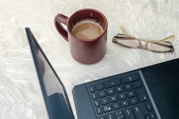 Egy Csésze Kávé Szemüveg Egy Laptop Mellett Kiváló Minőségű Fénykép — Stock Fotó