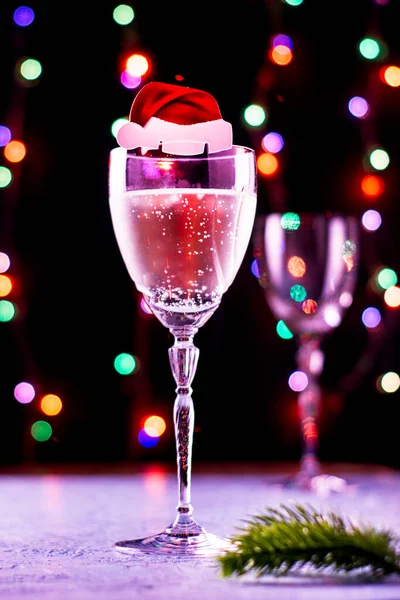 Ett Glas Champagne Med Prydnad Form Jultomte Hatt Och Gran — Stockfoto