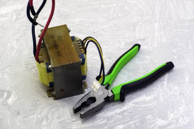 Gri yüzeyde elektrik transformatörü ve kerpeten var. Yüksek kalite fotoğraf