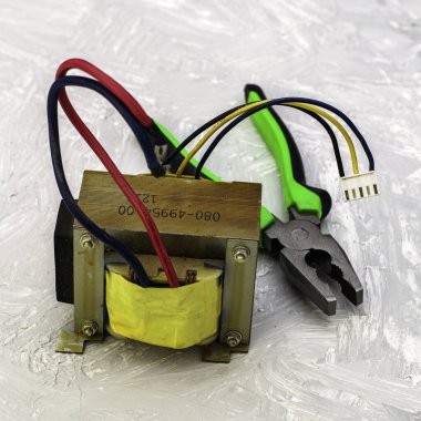 Gri yüzeyde elektrik transformatörü ve kerpeten var. Yüksek kalite fotoğraf