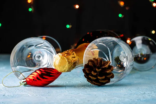Láhev Šampaňského Dvě Skleněné Sklenice Borovým Kuželem Vánoční Stromeček Hračka — Stock fotografie