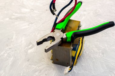 Gri yüzeyde elektrik transformatörü ve kerpeten var. Yüksek kalite fotoğraf