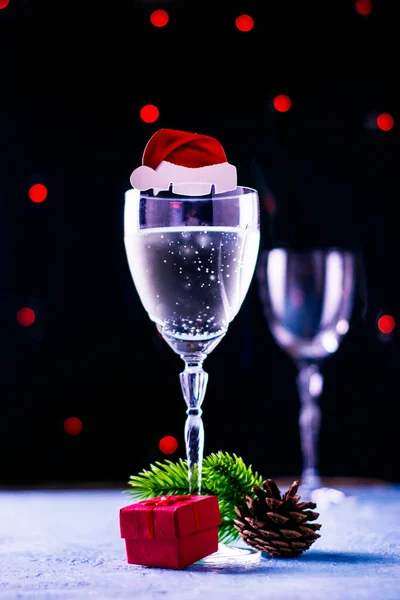 Ett Glas Champagne Med Prydnad Form Jultomte Hatt Och Gran — Stockfoto