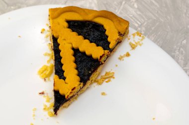 Beyaz tabakta yaban mersinli bir parça kurabiye. Yüksek kalite fotoğraf