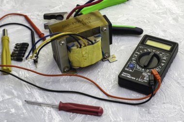 Pense pensesi tornavidaları elektrik trafosu ve masa yüzeyinde çoklu metre. Yüksek kalite fotoğraf