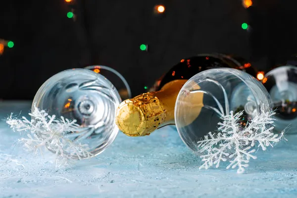 Flaska Champagne Och Två Glas Glas Glas Med Snöflingor Benen — Stockfoto