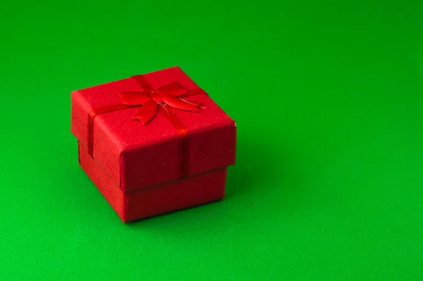 Caja Regalo Roja Sobre Fondo Verde Con Copyspace Foto Alta — Foto de Stock