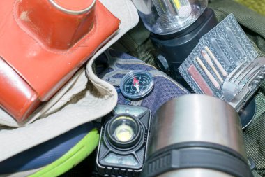 Sırt çantası Sneakers Şapka Termos Pusula Rose Katlanan Bıçak Flaşlı Çakı Çakı Çakı Çakı Çakı ve Eski Kamera Seyahat Konsepti Turizmi. Yüksek kalite fotoğraf