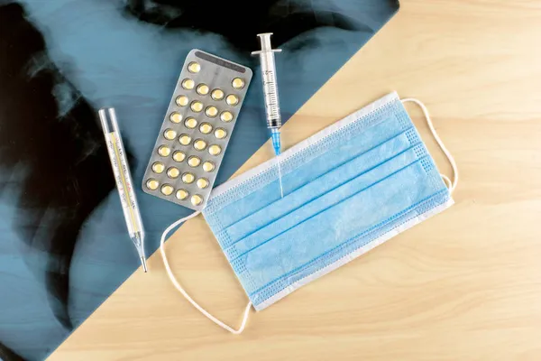 Lungenröntgenmaske Thermometer Blister Mit Pillen Und Spritze Auf Dem Tisch — Stockfoto